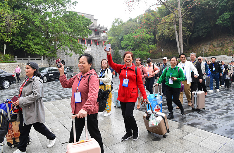 中越跨境旅游恢复通关 首批游客从友谊关出境，旅游业务重启